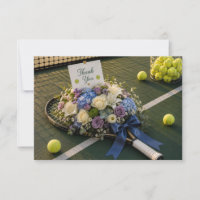 Tennis-Schläger und Blumen auf dem Spielfeld
