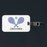 Tennis Thema Mit Monogramm Name Gepäckanhänger<br><div class="desc">Single-Tennisspieler und Doppel-Mannschaften werden Liebe dieses Tennis-Thema entworfen. Modernes Logo-Design mit zwei Schlägern und einem Ball. Fügen Sie Ihren Namen hinzu,  um ein angepasstes Design zu erstellen. Der perfekte Identifikations-Tag für Ihre Tennisgeschirr,  Rucksack oder andere Tasche.</div>