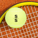 Tennis Theme Big Bold Mit Monogramm Tennisbälle<br><div class="desc">Das Tennis Theme Big Bold Mit Monogramm Balls, ein Muss für Tennisfans. Egal, ob Sie Single sind oder Teil eines Doppel-Teams sind, Sie werden in Liebe mit diesem durchdachten Produkt. Unser modernes Logo-Design verfügt über zwei Buchstaben-Initialen und ist damit ein einzigartiges und individuelles Geschenk. Stell dich auf den Platz mit...</div>