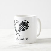 Tennis Theme Coach Mit Monogramm Name Kaffeetasse (VorderseiteRechts)