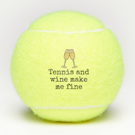 Tennis und Wein machen mich mit einem Glas Wein zu Tennisbälle