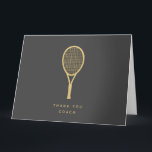 Tennis Vielen Dank Coach Gold Personalisiert geflo Dankeskarte<br><div class="desc">Moderne und elegante, diese Dankeschön-Coach-Karte mit einem goldenen Tennisschläger und die Botschaft Ihrer Wahl machen eine Aussage. Der Text auf der Vorderseite und im Inneren ist anpassbar, ebenso wie die Hintergrundfarbe. Teil einer Sammlung von Parcel Studios. *Hinweis: Das Gold in diesem Produkt wird simuliert. Für die Herstellung dieses Produkts wird...</div>