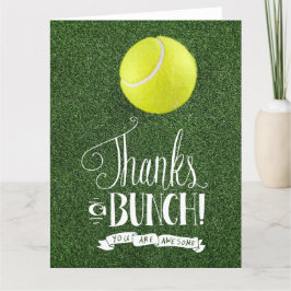 Tennisball auf grünem Gras Dankeskarte