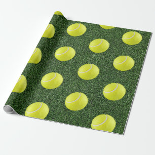 Tennisball auf grünem Gras  Geschenkpapier