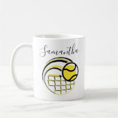 Tennisball fliegen über das Netz Personalisiert Kaffeetasse (Links)