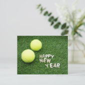 Tennisball Frohes Neues Jahr auf grünem Gras Postkarte (Stehend Vorderseite)