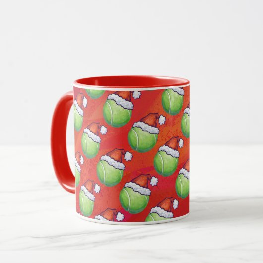 Tennisball in Weihnachtsmannmütze Muster auf Rot Tasse (Vorderseite Links)