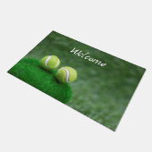 Tennisball ist auf grünem Gras Fußmatte (Schrägansicht)