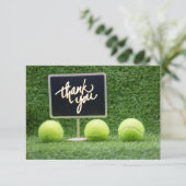 Tennisball ist auf grünem Gras mit Kalkboard Dankeskarte (Stehend Vorderseite)