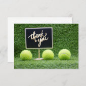 Tennisball ist auf grünem Gras mit Kalkboard Dankeskarte (Vorne/Hinten)