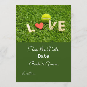 Tennisball ist auf grünem Gras mit Liebe Hochzeit Einladung