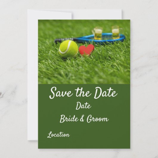 Tennisball ist auf grünem Gras mit Liebe Hochzeit Einladung (Vorderseite)