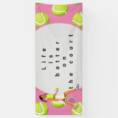 Tennisball ist besser auf dem Platz auf rosa Banner (Vertikal)