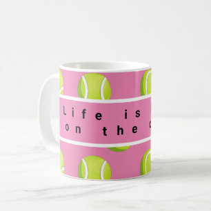 Tennisball ist besser auf dem Platz auf rosa  Kaffeetasse