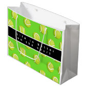 Tennisball ist besser auf dem Platz Große Geschenktüte (Vorderseite Schrägansicht)