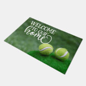 Tennisball ist im Grünen willkommen Fußmatte (Schrägansicht)