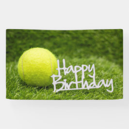 Tennisball mit einem guten Geburtstagswort auf Grü Banner