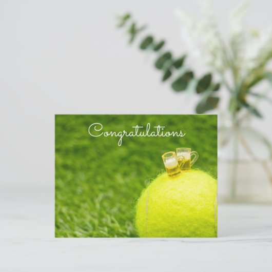 Tennisball mit Glas Bier Glückwunsch Postkarte (Stehend Vorderseite)