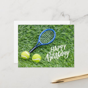 Tennisball mit Happy Birthday auf grünem Gras Postkarte