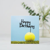 Tennisball mit Happy Birthday Sign auf blauem Himm (Stehend Vorderseite)