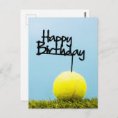 Tennisball mit Happy Birthday Sign auf blauem Himm Postkarte (Vorne/Hinten)