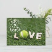 Tennisball mit Liebe Buchstabenwort Save the Date Einladung (Stehend Vorderseite)