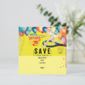 Tennisball mit Schläger am gelben Geburtstag Einladung (Stehend Vorderseite)