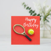 Tennisball mit Schläger am roten Geburtstag Karte (Stehend Vorderseite)