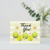 Tennisball mit weißer, dunkler Blume Danke Postkarte (Stehend Vorderseite)