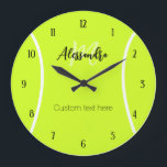 Tennisball-Spielername Monogram Große Wanduhr<br><div class="desc">Tennisball-Design mit benutzerdefinierten Features können Sie einen Namen, Initial- und benutzerdefinierten Text hinzufügen. Es ist perfekt für sportliche Dekoration, die von Tennis inspiriert wird. Klicken Sie auf Personalisieren, um die Uhr anzupassen! Hinweis Wenn Sie spezifische Änderungen am Design vornehmen müssen, schreiben Sie mir bitte, ich werde Ihnen gerne behilflich sein!...</div>