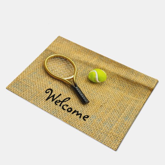 Tennisball und Racker auf braunem Hintergrund Fußmatte (Schrägansicht)