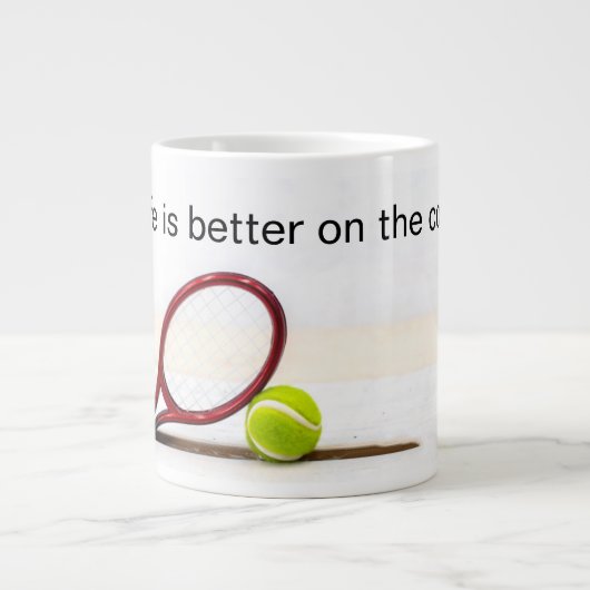 Tennisball und Racker sind besser auf dem Platz Jumbo-Tasse (Vorderseite)