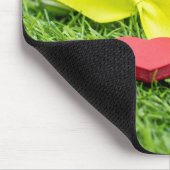 Tennisball und Schläger auf grünem Gras mit Liebe Mousepad (Ecke)