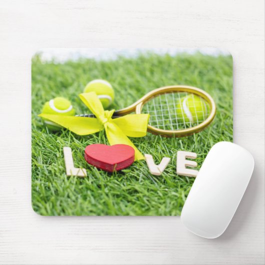 Tennisball und Schläger auf grünem Gras mit Liebe Mousepad (Mit Mouse)