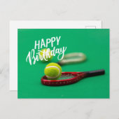 Tennisball und Schläger auf grünem Happy Birthday  Postkarte (Vorne/Hinten)