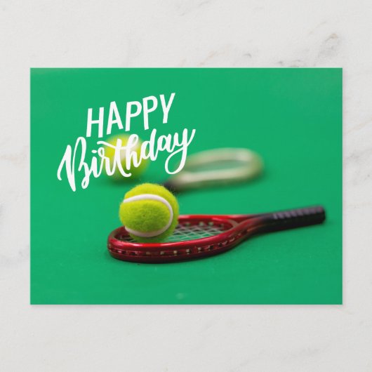 Tennisball und Schläger auf grünem Happy Birthday Postkarte (Vorderseite)