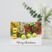 Tennisball und Schläger mit Weihnachtsdekoration Postkarte (Stehend Vorderseite)