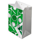 Tennisball und Schläger Schwarz-weiß auf Grünplatz Mittlere Geschenktüte (Vorderseite Schrägansicht)