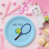 Tennisball und Turnschuh auf blauem Hintergrund Pappteller (Party)