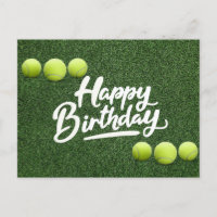 Tennisbälle sind auf grünem Gras Geburtstag