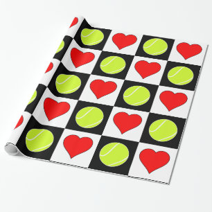 Tennisbälle und Herz-schwarz u. weißeskariertes Geschenkpapier