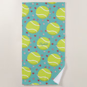 Tennisbälle und Herzmuster personalisiert Strandtuch (Vorderseite)