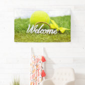 Tennisbälle und Schläger heißen Grün willkommen Banner (Insitu)