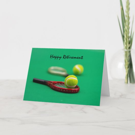 Tennisruhestand mit Schläger und Ball auf Grün Karte (Vorderseite)