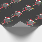 Tennissattel mit Weihnachtsmannmütze und Weihnacht Geschenkpapier (Ecke)