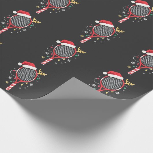 Tennissattel mit Weihnachtsmannmütze und Weihnacht Geschenkpapier (Ecke)