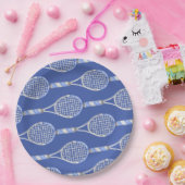 Tennisschläger auf blauem Hintergrund Party Pappteller (Party)