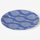 Tennisschläger auf blauem Hintergrund Party Pappteller (Schrägansicht)