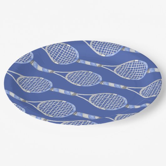 Tennisschläger auf blauem Hintergrund Party Pappteller (Schrägansicht)