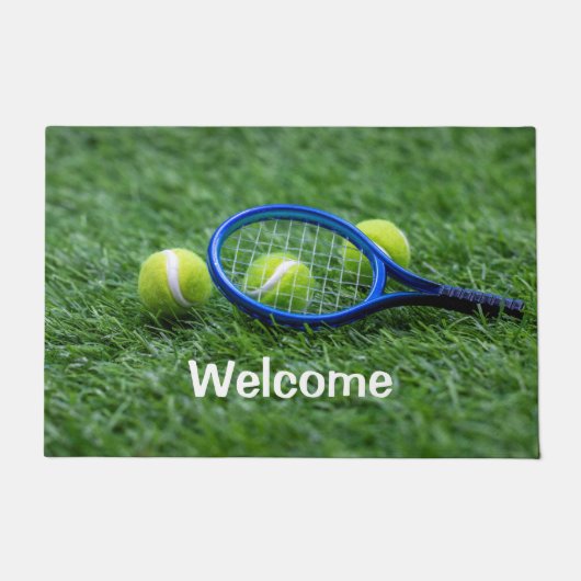 Tennisschläger mit Ball auf grünem Gras Fußmatte (Vorderseite)